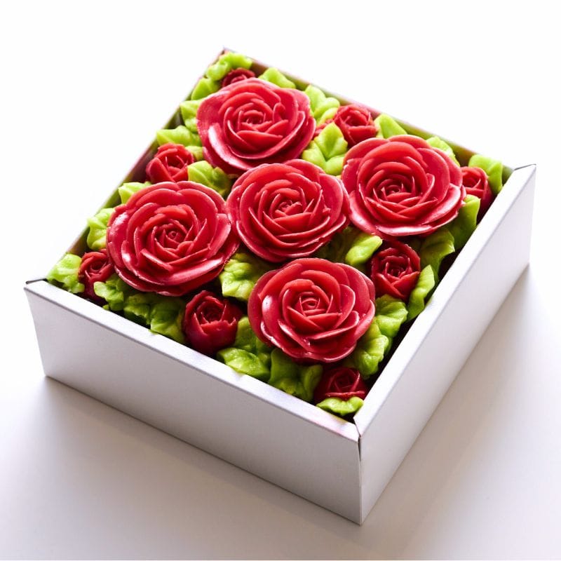 【冷凍】食べられるお花のボックスフラワーケーキ（シャイニングレッド）
